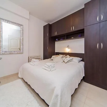 4B Apartments - One Bedroom Apartment *