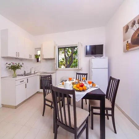 4B Apartments - One Bedroom Apartment Daire