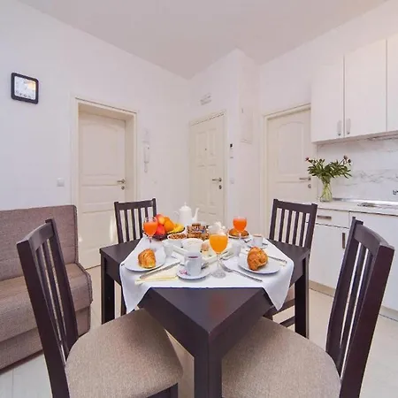 4B Apartments - One Bedroom Apartment *